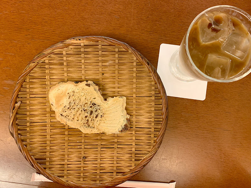 ナニワヤ・カフェのたい焼きとカフェオレの写真