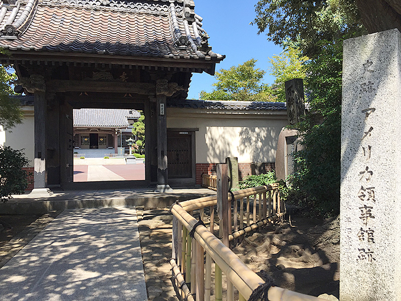 ペンキで塗られていた本覚寺の山門の写真