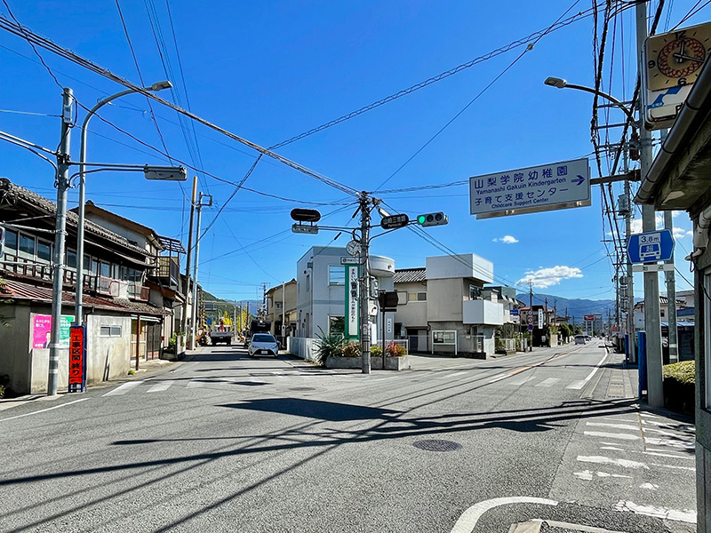 山崎三叉路、左に続く道が青梅街道の写真