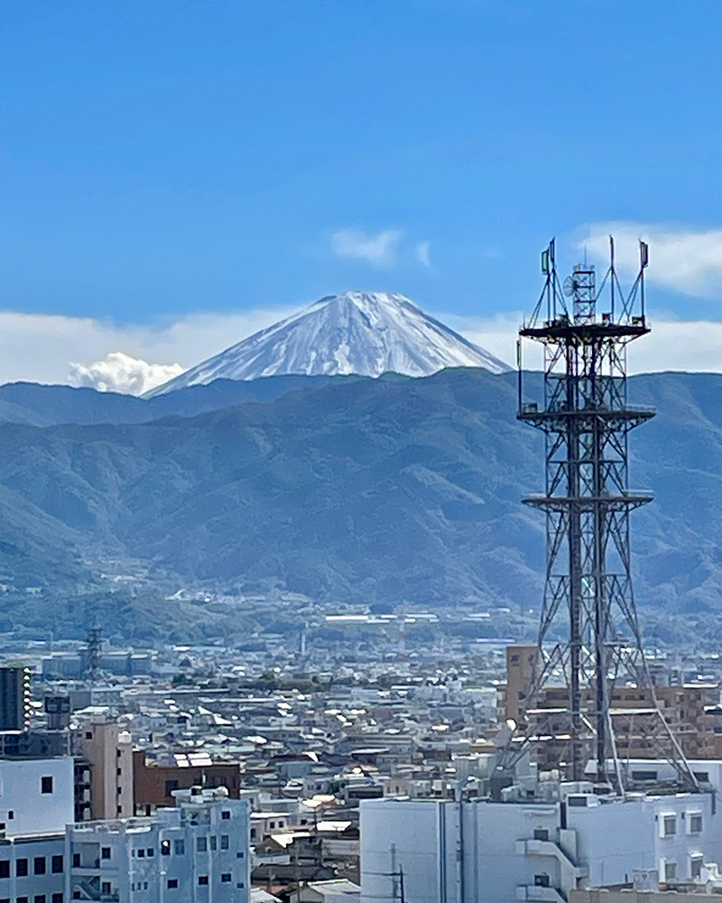 本丸から見た富士山、たしかにホオズキのように見える写真