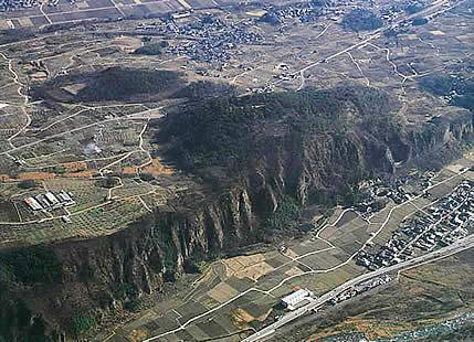 新府城跡の航空写真、崖の下を通るのが甲州街道（出典：韮崎市）の写真