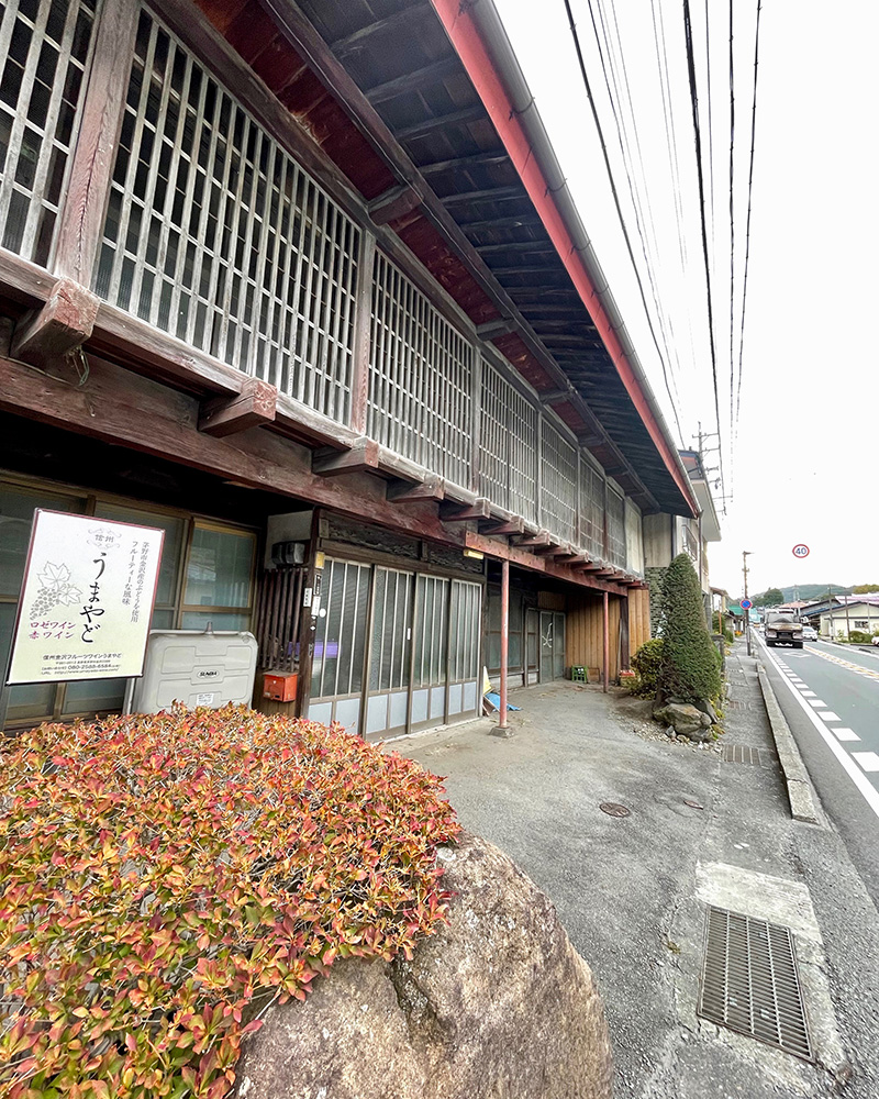 金沢宿の中馬宿、馬が停められるよう二階の梁が出ている写真