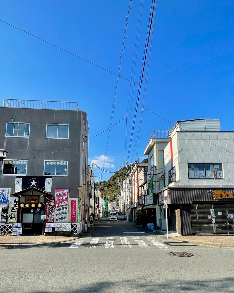 平井製菓の横から下田街道がはじまる写真