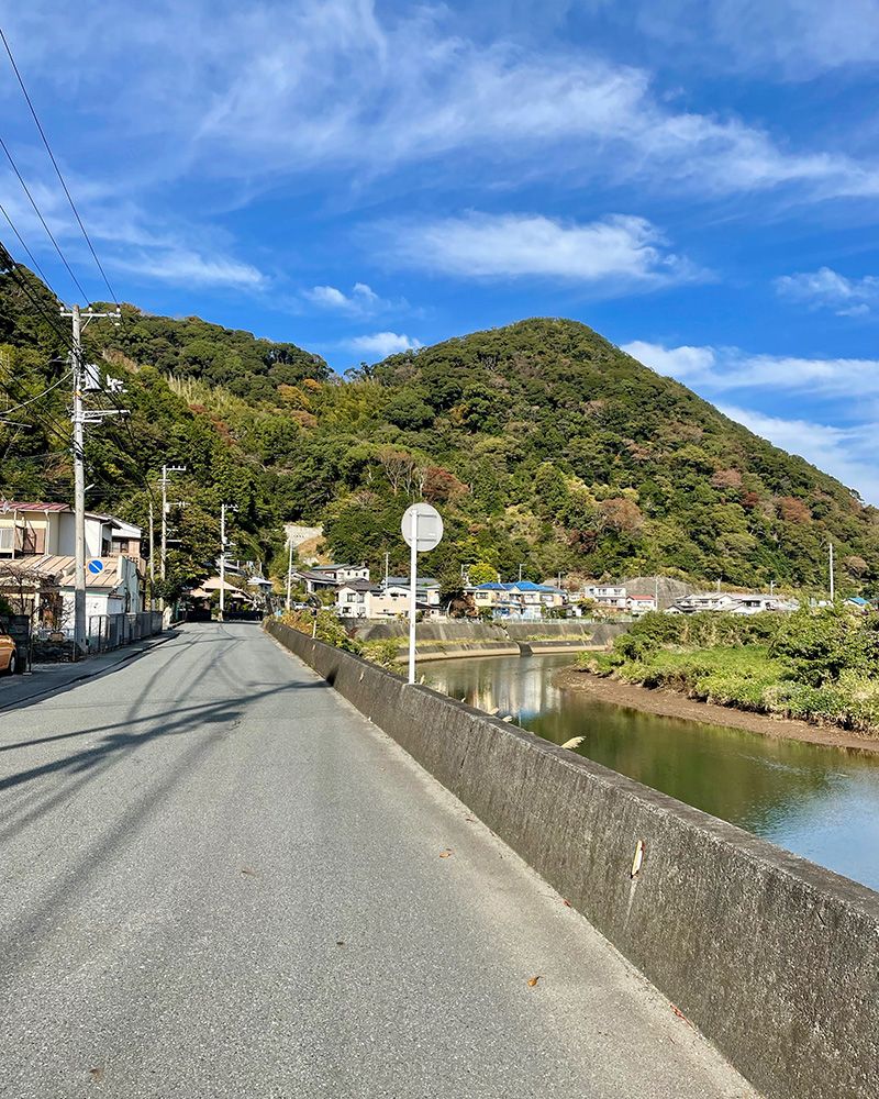 稲生沢川沿いを歩いていく写真