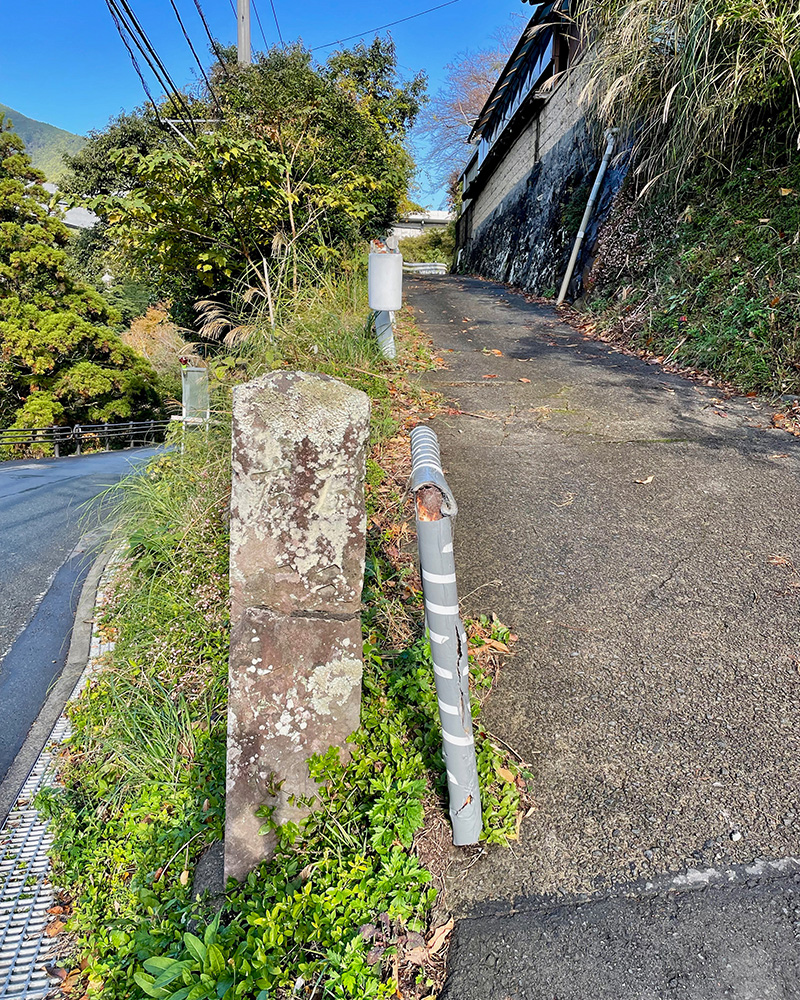 下田街道の道標、右の道をゆく写真