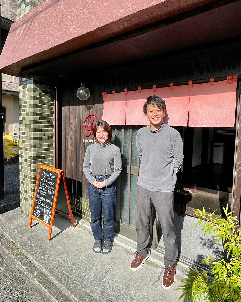 Hostel Knot代表の山本さんとスタッフの琴美さんの写真