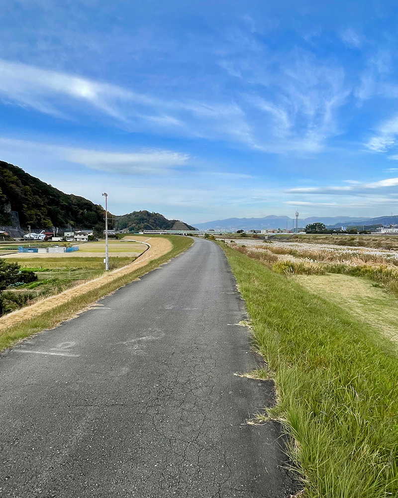 伊豆長岡まで狩野川沿いの堤防を歩く写真