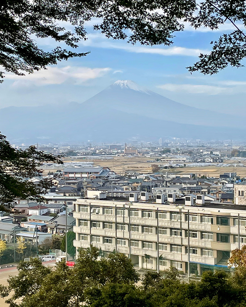 県立韮山高校の向こうに富士山の写真