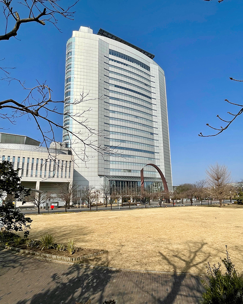 近代的なデザインの高崎市庁舎の写真