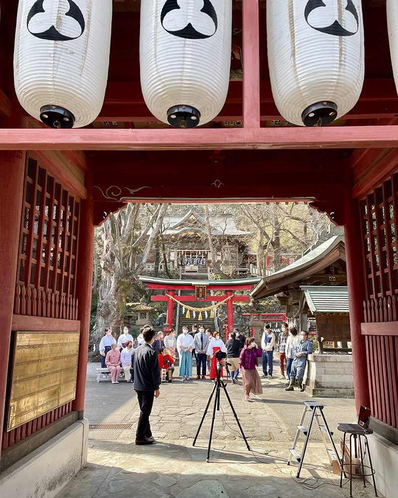 山名八幡宮では記念写真の真っ最中の写真