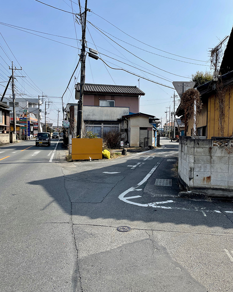 鎌倉街道は右方向への写真