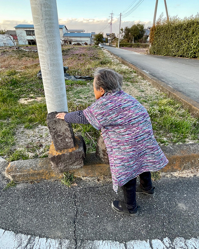 お婆さんが鎌倉街道を示す石碑を教えてくれた写真