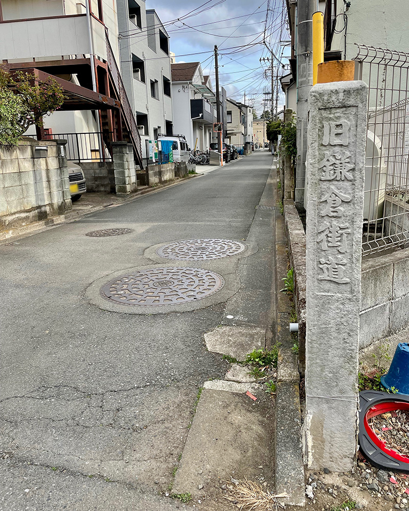 新光寺前の街道の道しるべの写真