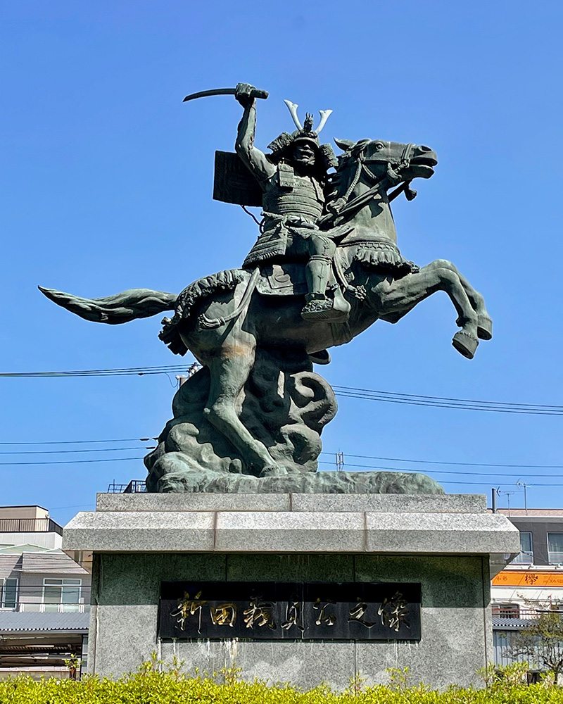 分倍河原駅前の新田義貞の像の写真