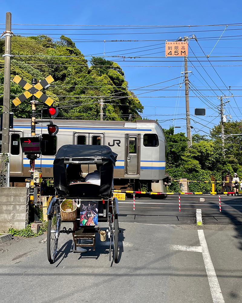 JR横須賀線を越えて、鎌倉中心部への写真