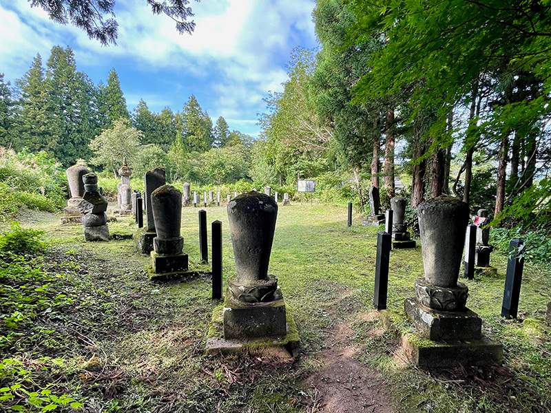 歴代の院主たちの墓地の写真