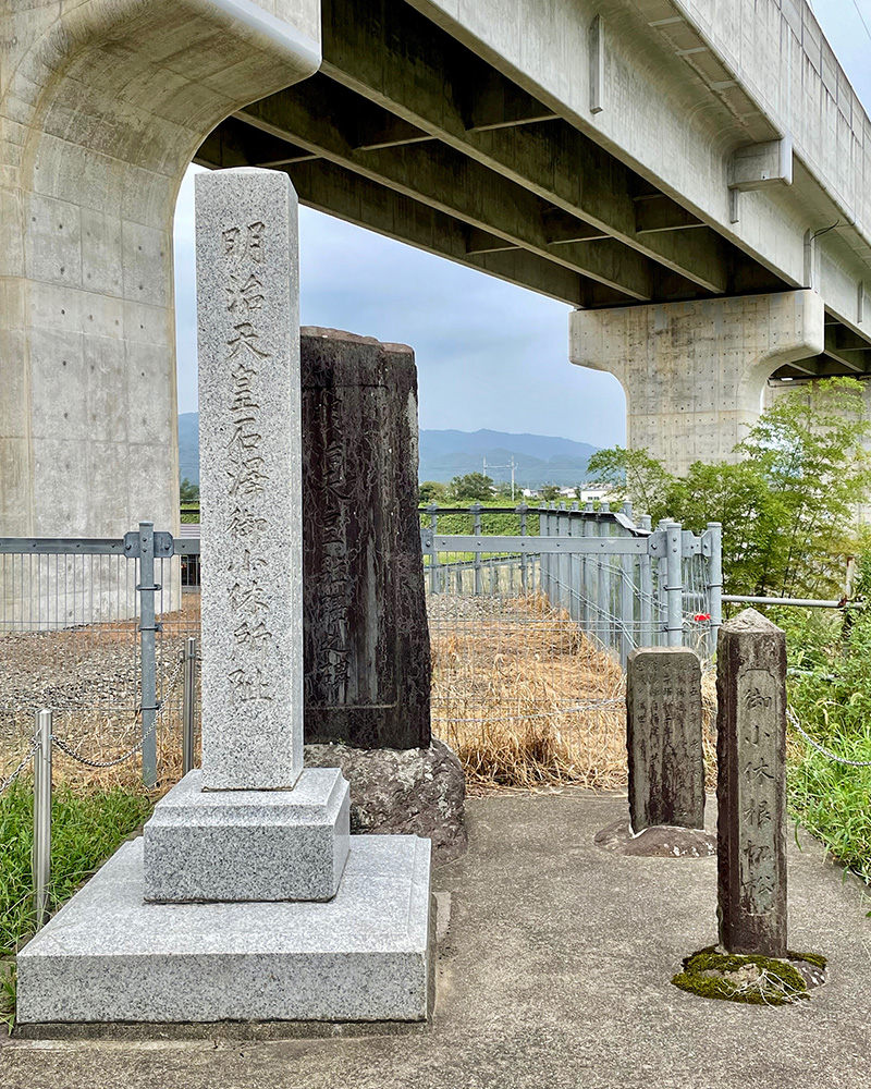 明治天皇石澤御小休止跡、上を北陸新幹線が通る写真