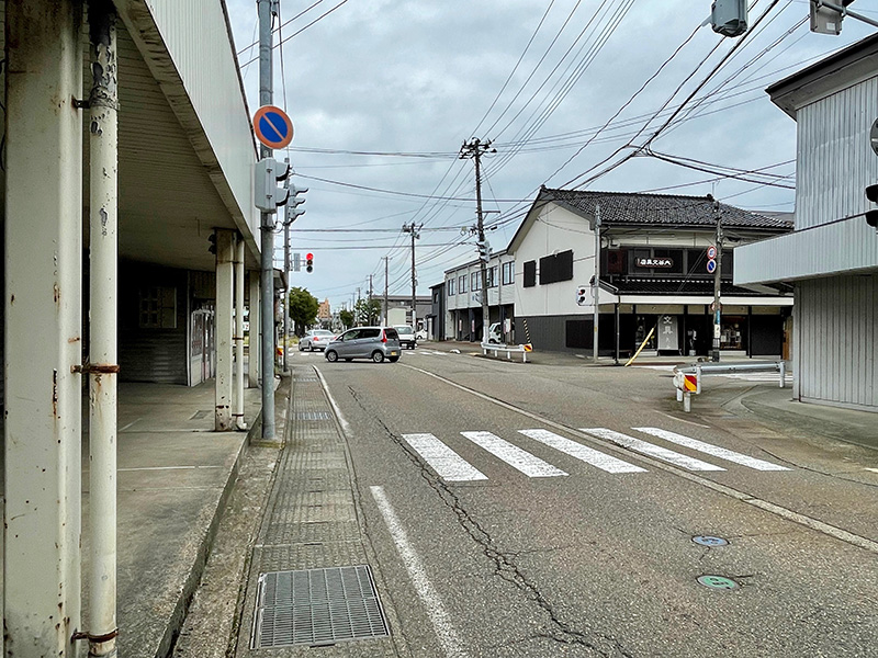 「本町７丁目」交差点、右は奥州道、左は加賀街道の写真
