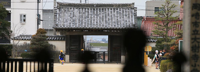 位牌が納められている大樹寺、山門の向こうに岡崎城が見える（出典：Aichi Now）の写真