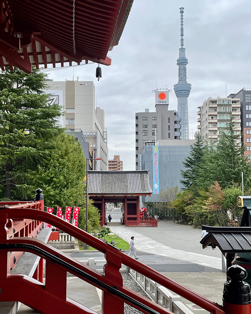浅草寺から二天門の方角を望む写真