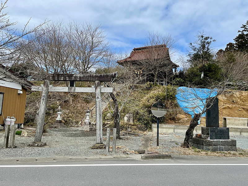 2月の地震で損傷した沿道の神社の写真
