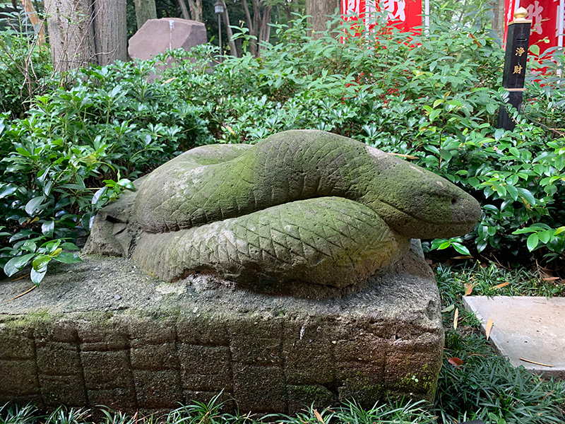ヘビの石像の写真