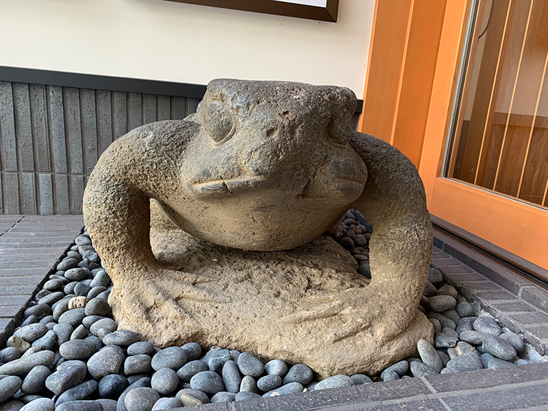 カエルの石像の写真