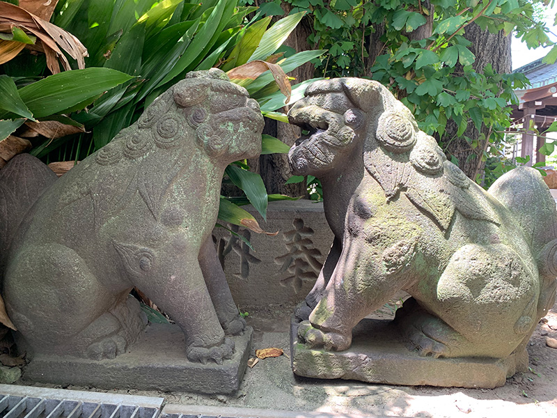 麻布氷川神社内の石像の写真