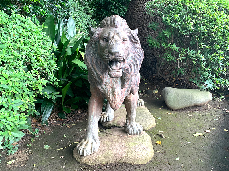 勇ましいライオンの像の写真