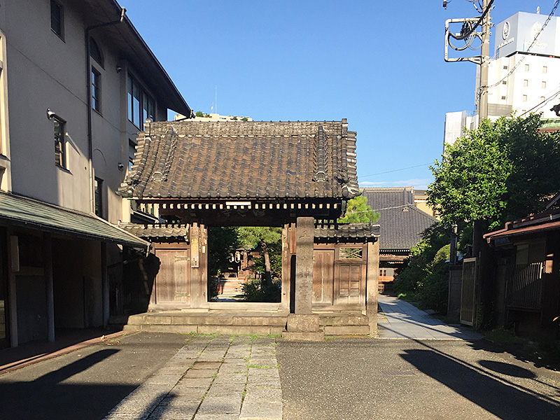 東海道の脇道の奥のお寺の写真