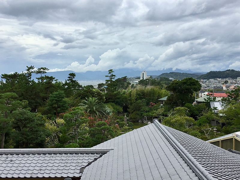 邸内西側から富士山の方向を望む写真