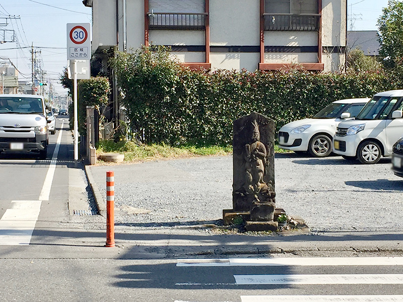 街道脇の石仏の写真