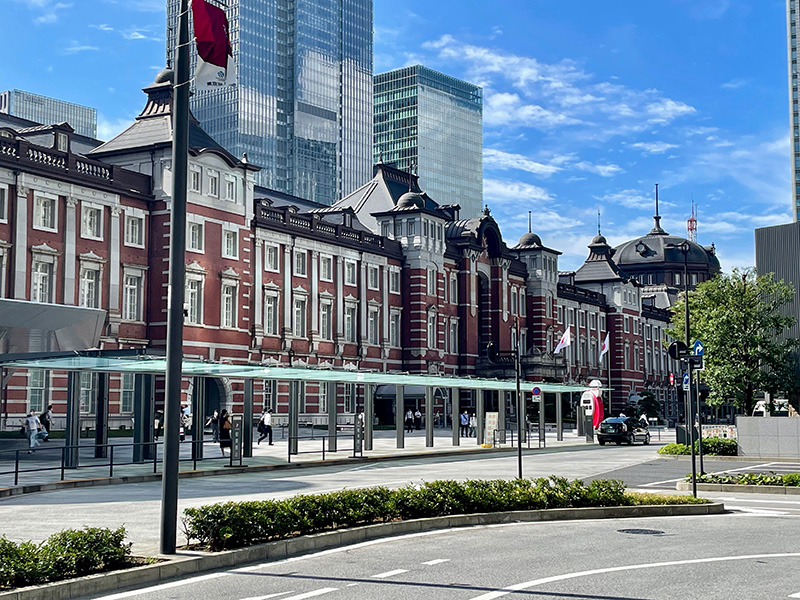 東京駅丸の内側の駅舎の写真