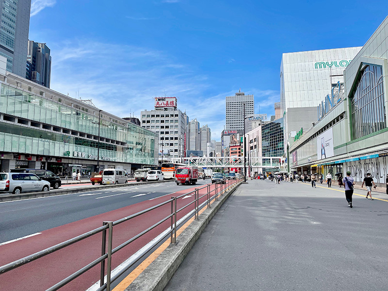 新宿駅南口を歩いていく写真