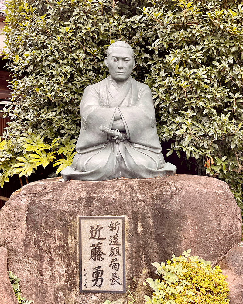 西光寺の近藤勇坐像の写真