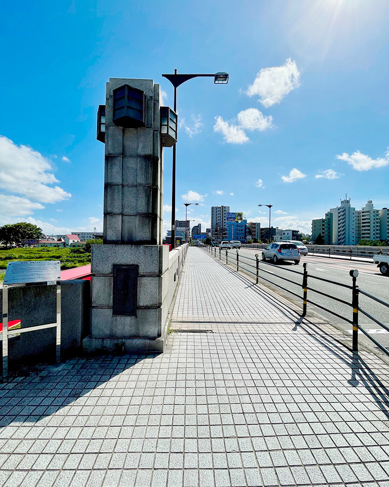 浅川に架かる大和田橋を渡る写真