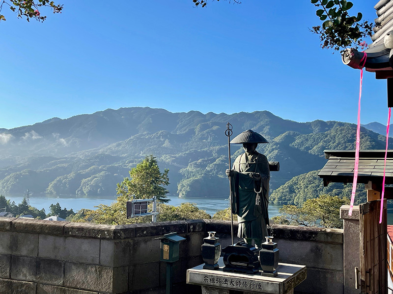 慈眼寺の境内から美しい相模湖が見えた写真