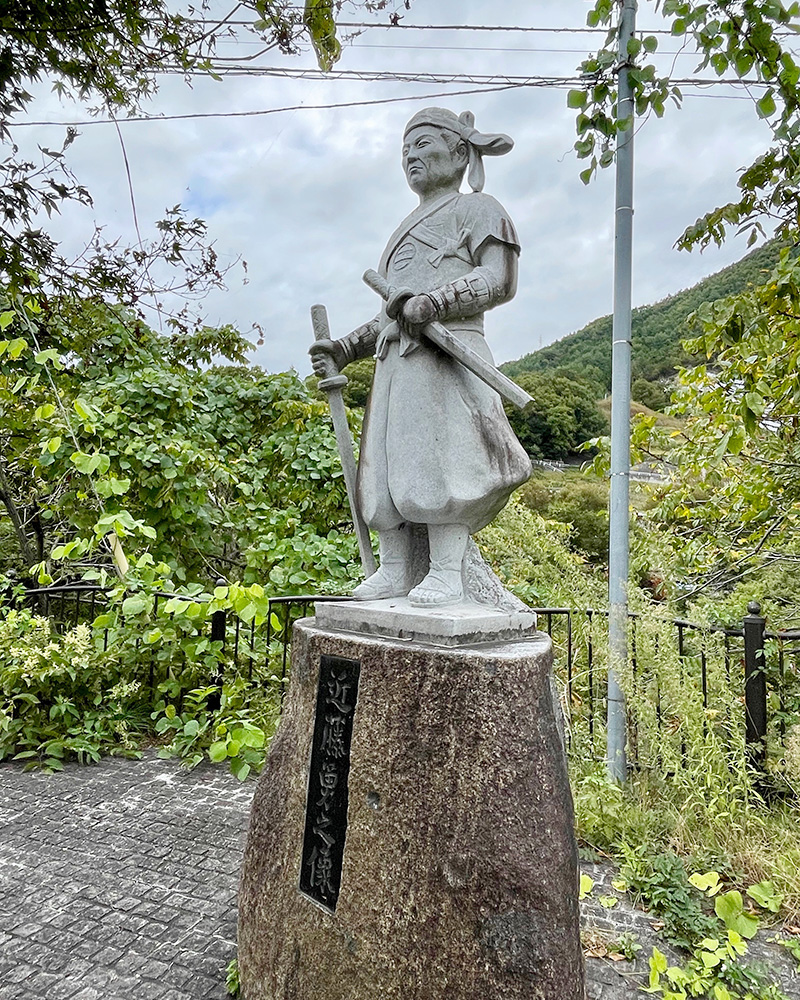 柏尾古戦場に立つ近藤勇像の写真