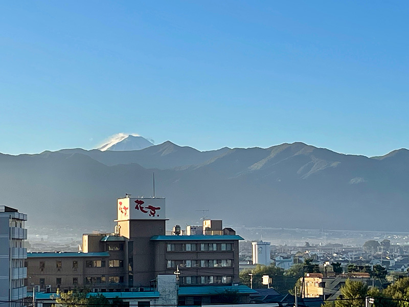 ホテルの窓から富士山が見えた写真
