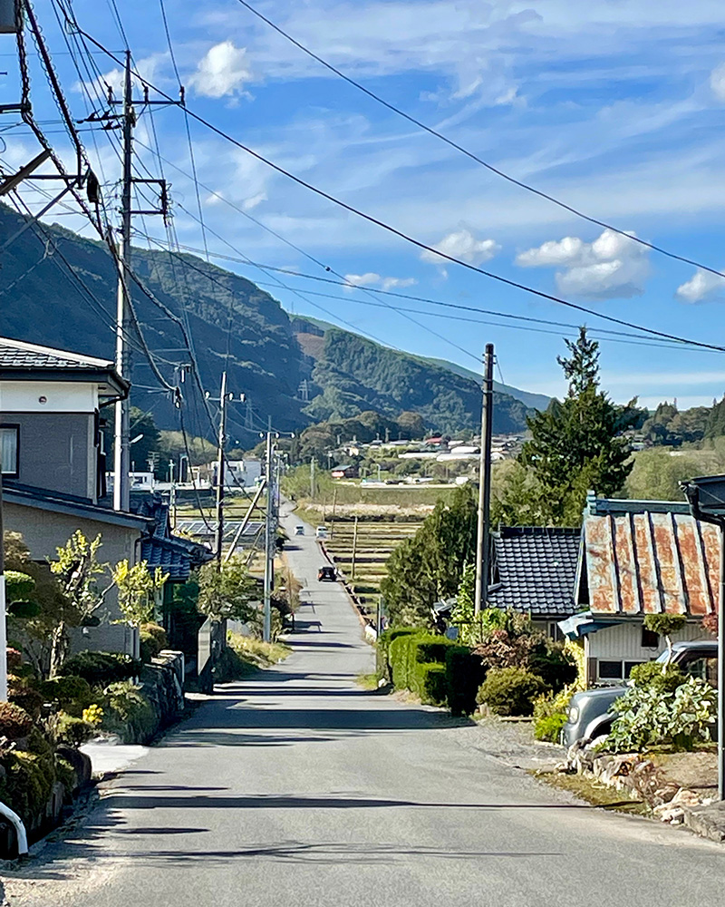 山口関所跡のあたり、坂道の先は長野県の写真