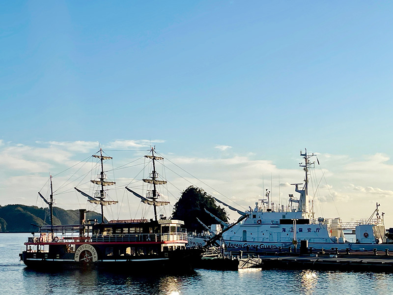 下田湾に浮かぶ黒船遊覧船と海上保安庁巡視船かの。間に見える島は犬走島の写真