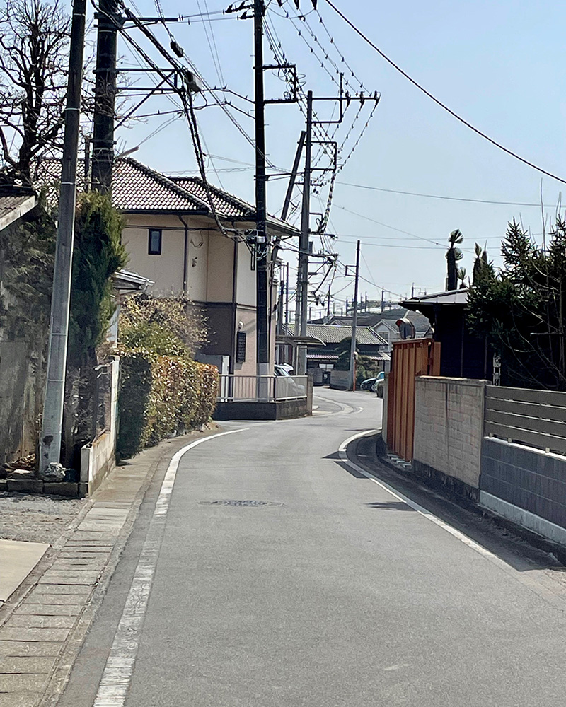 住宅街を通る鎌倉街道のカーブの写真
