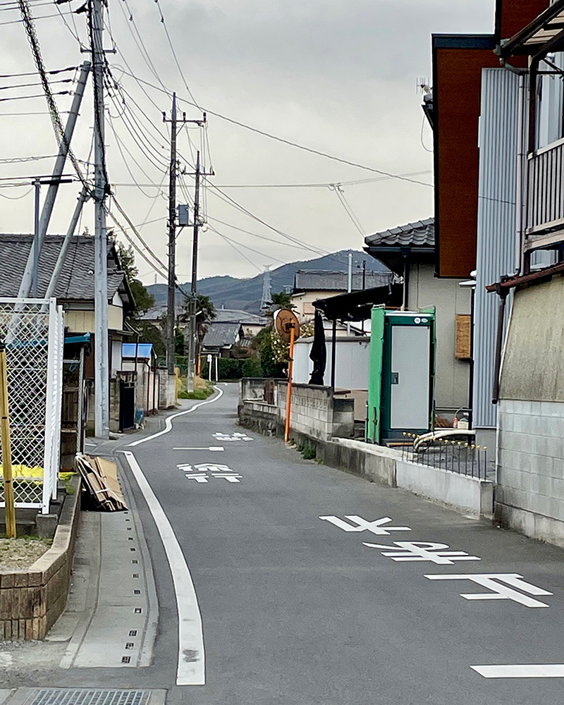 鎌倉街道が続いていく写真