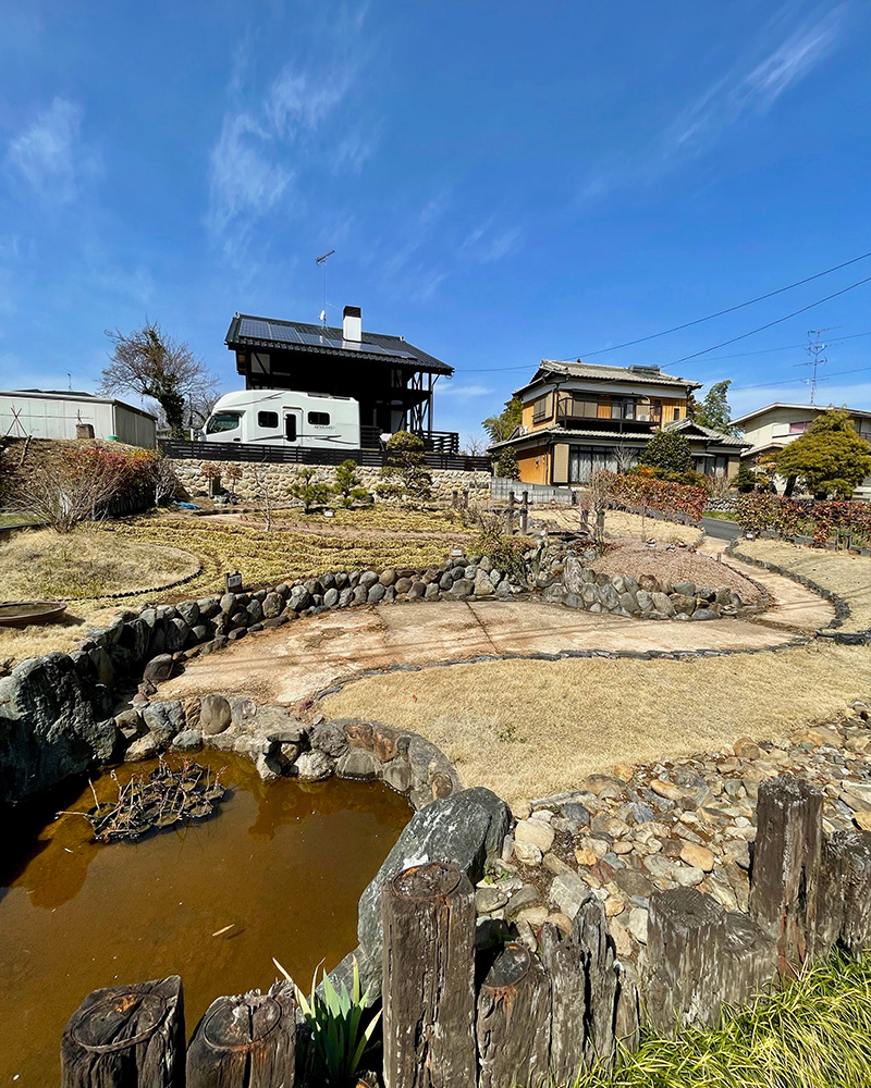 鎌倉街道を模した庭園の写真