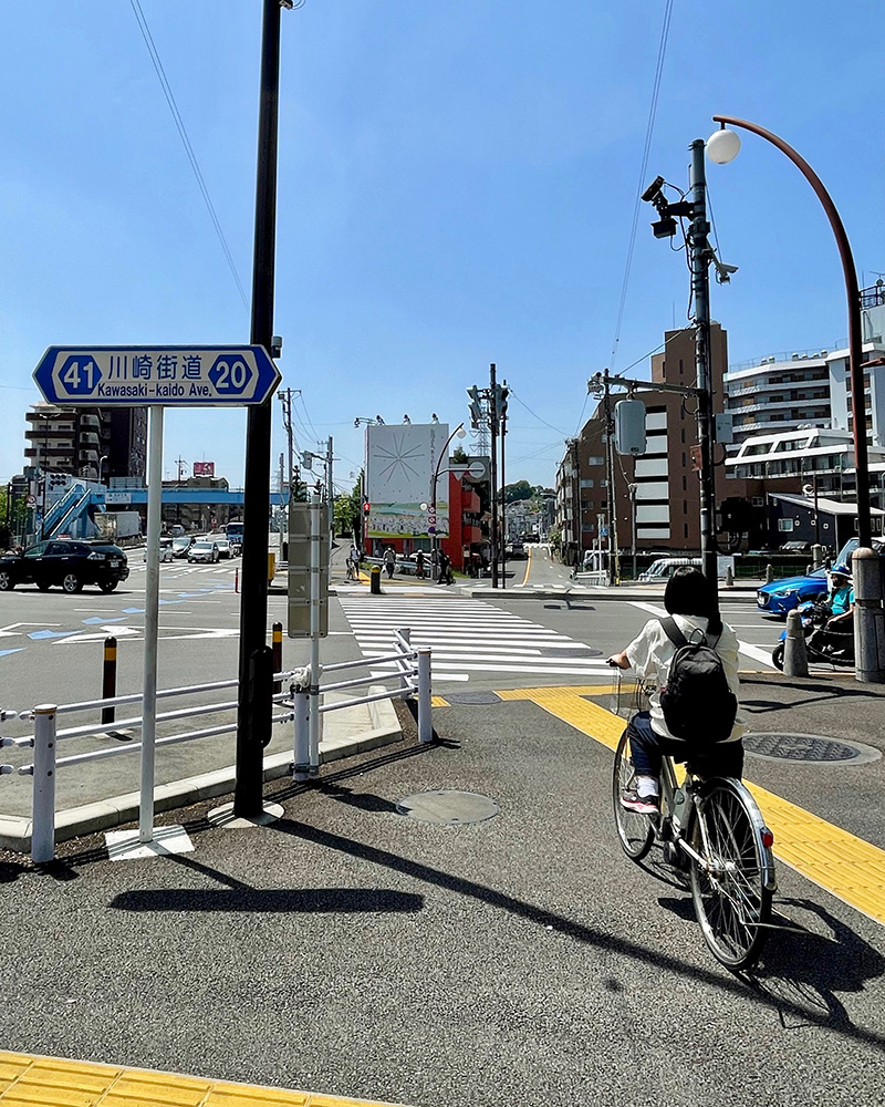 鎌倉街道は前方茶色と赤色のビルの間を通る写真