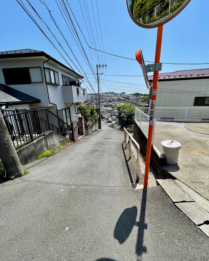東海道と分かれて坂道を下っていく写真