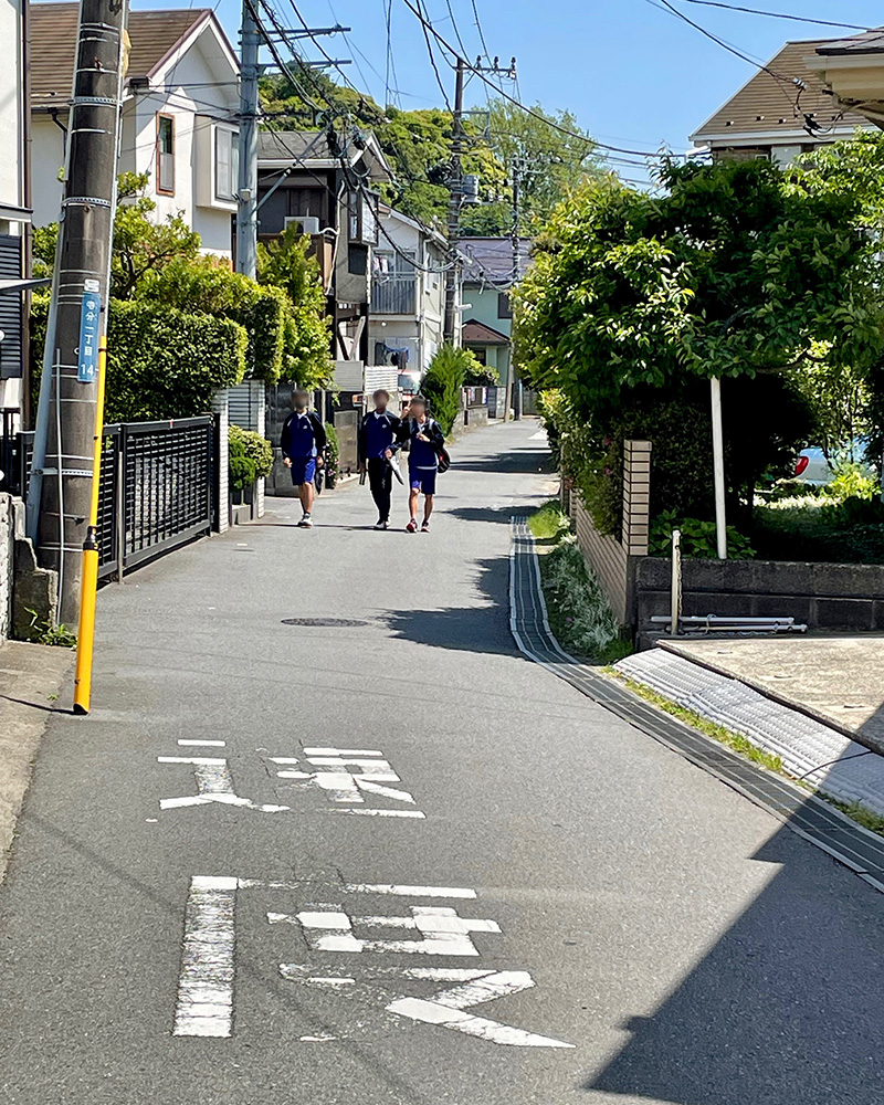 鎌倉街道が続いていく写真