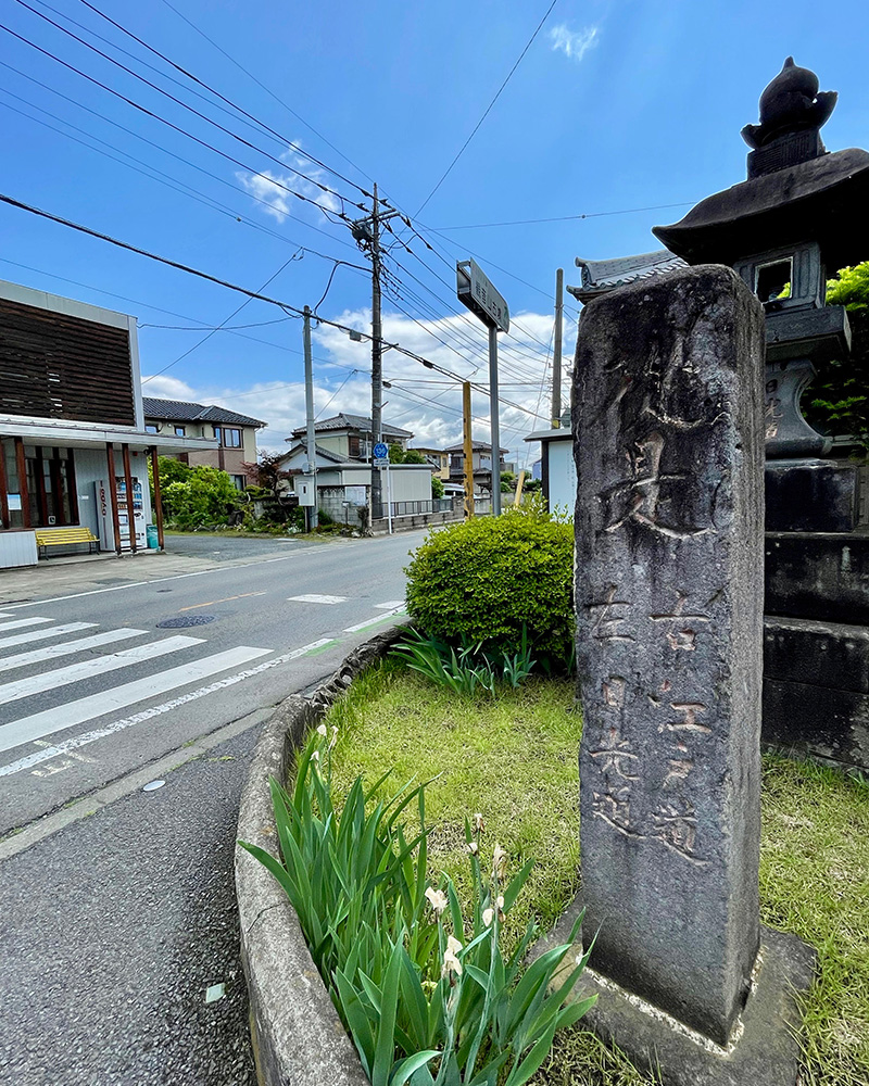 倉賀野宿の追分の道標、「これより右・江戸道、左・日光道」の写真