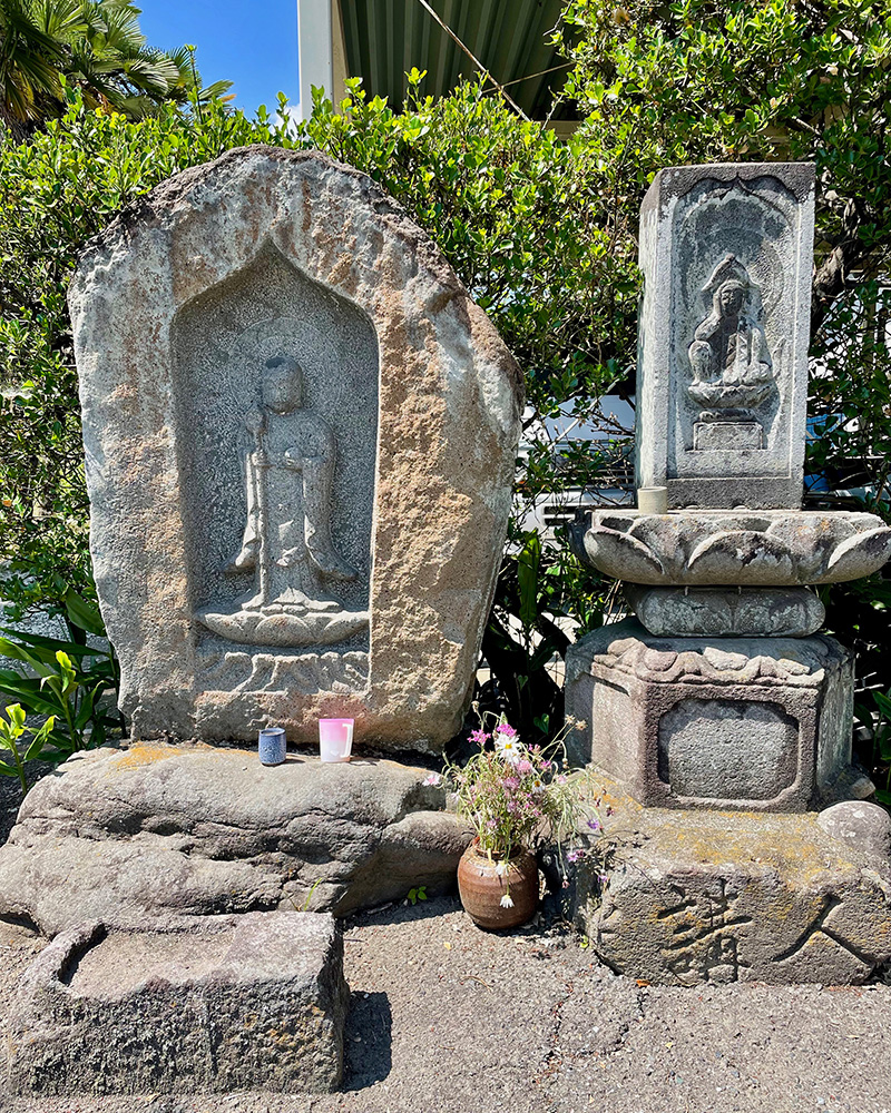 湯沢のお地蔵様(左)の写真