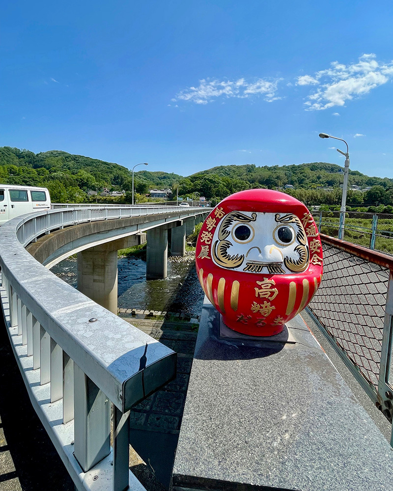 鼻高橋を渡り少林山達磨寺へと向かう写真